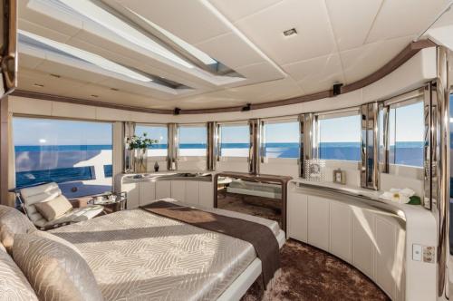 3-DL-Yachts-Dreamline-26M-owners-cabin-3
